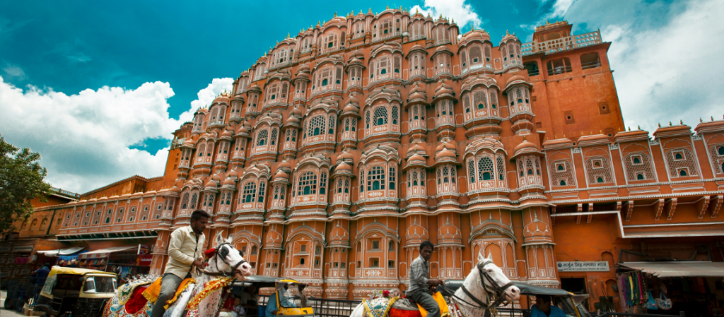 Jaipur Travel Guide: Best Places, Food & Local Experiences 1 Jaipur travel guide | Hawa Mahal, also known as the "Palace of Winds," located in Jaipur, India.