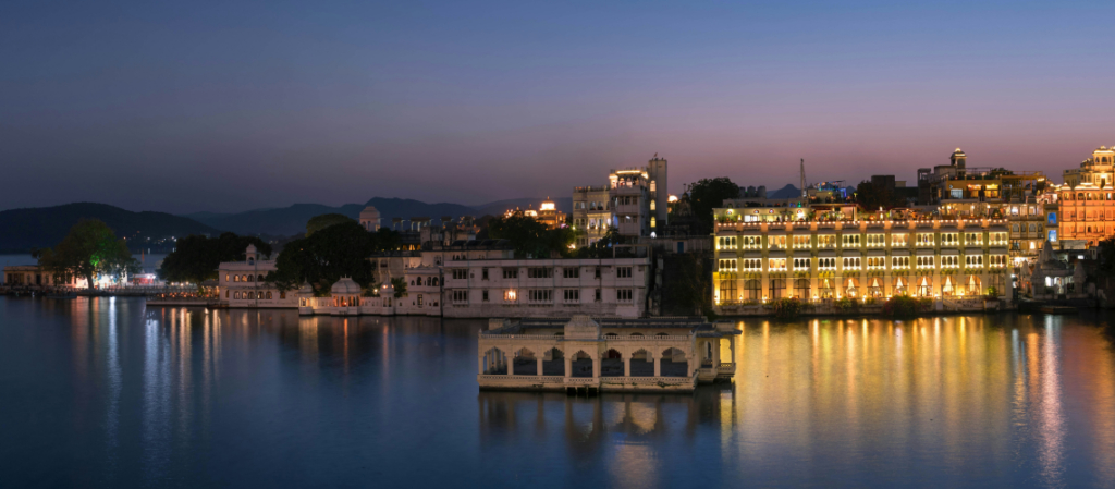 Udaipur travel guide | Lake Pichola in Udaipur, featuring the illuminated City Palace on the right and the Jag Mandir palace in the center.