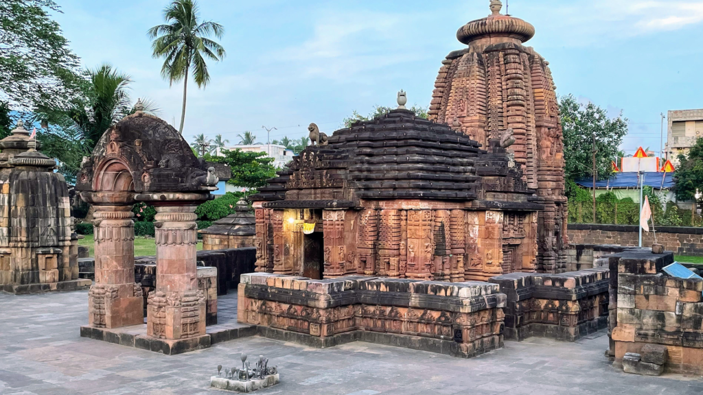 A Complete Bhubaneswar Travel Guide for First Time Visitors 5 Lingaraj Temple's towering spire and courtyard shrines in Bhubaneswar | Bhubaneswar Travel Guide